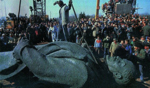 A derrubada da estátua de Lenin